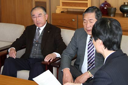 左から副会長の田中分水商工会会長、泉谷会長、鈴木市