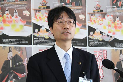 臨時記者会見を行う鈴木燕市長、バックパネルを「越後つばめの天神講」のポスターで飾る