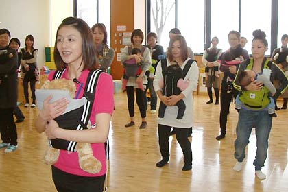 21日に行われたベビーダンスの体験イベント、左手前が講師の千原さん