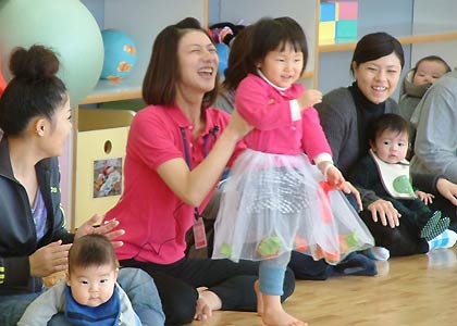 甲信越地方初の日本ベビーダンス協会認定インストラクターとなった講師の千原さんも娘と参加した