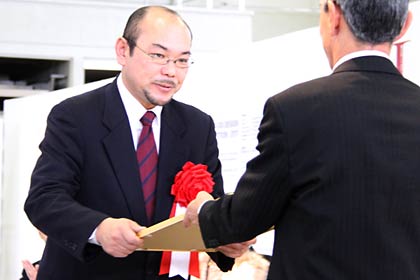 表彰を受けるIDS大賞の三条特殊鋳工所の内山社長