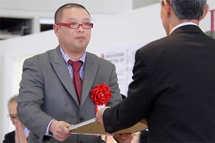 表彰を受けるIDS準大賞の越後亀紺屋 藤岡染工場の藤岡専
