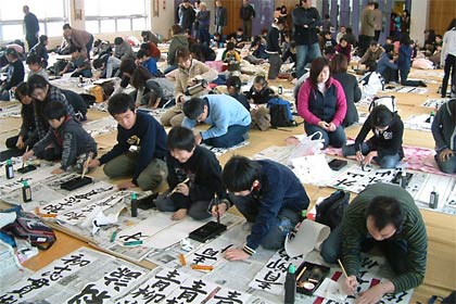 ¥22日開かれた2011親子文化活動栄書初席書大会