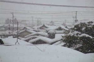 22日午後3時過ぎ三条市中央公民館3階から大雪の降る五十嵐川方向