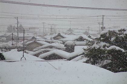 22日午後3時過ぎ三条市中央公民館3階から大雪の降る五十嵐川方向