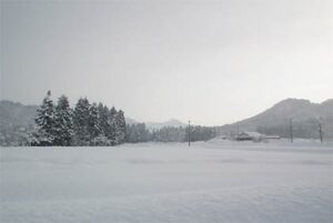 漢学の里付近の市道「やまなみロード」から八木ヶ鼻と粟ヶ岳