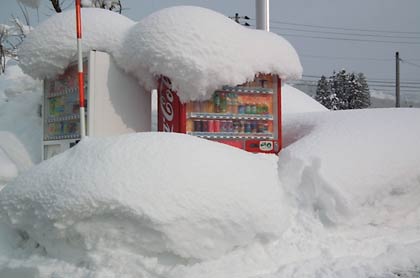 雪に埋もれた自販機