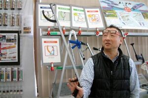 アイガーツールで29日まで展示会「チャレンジフェアー」、マジックハンドを実演してみせる松谷常務