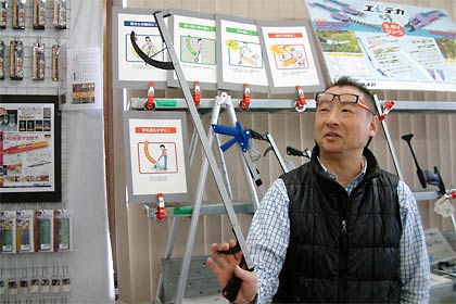 アイガーツールで29日まで展示会「チャレンジフェアー」、マジックハンドを実演してみせる松谷常務