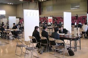 今春の新卒予定者と一般求職者を対象にした県央就職フェア2011に38社と134人参加