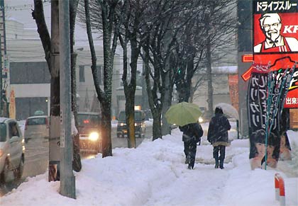 24日夕方の三条市消防本部付近の国道289号の歩道