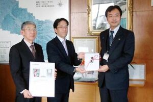 左からいすゞ製作所の製造課気象担当の西川さん、関川専務、国定三条市長