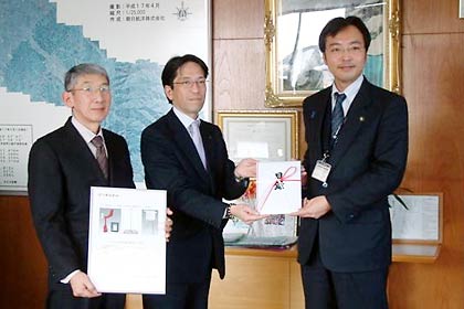 左からいすゞ製作所の製造課気象担当の西川さん、関川専務、国定三条市長