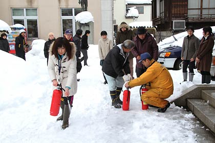 消火器を操作して初期消火の訓練