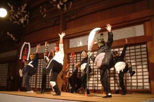 法華宗総本山本成寺で節分大祈願会の鬼踊りの練習