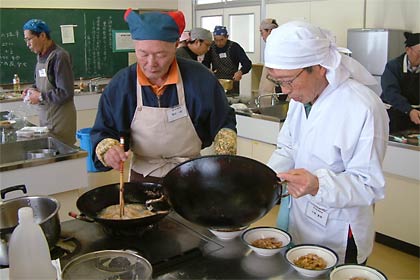26日開かれた三条市栄公民館の男の料理教室