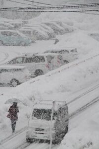 29日の三条は明け方－6.1度、午後2時でも－1.2度と真冬日確実の厳しい寒さに午後から大雪