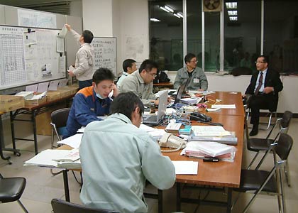 常時6人が詰めてしばらくは24時間体制での対応が続く