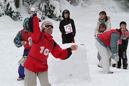 30日に加茂山公園屋外ステージ広場で開かれた第6回雪合戦大会