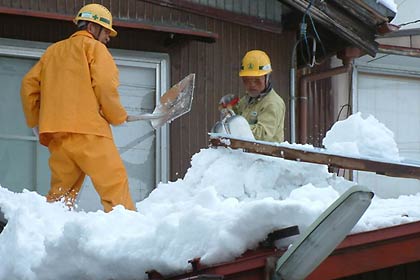 5人のチームで3人が屋根に上がって作業