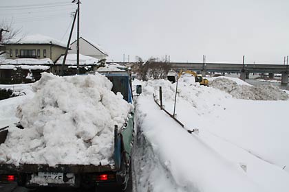 次々と雪を満載したダンプカーが訪れる