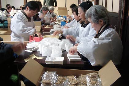 3日の本成寺節分会の参拝者に配布する福豆3万袋の袋詰め作業を行う本成寺婦人会