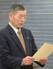 宣誓書を読み上げる推進員に移植された燕市自治会連合の田辺一郎会長