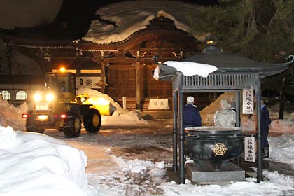 3日の節分会を前に1日夜、機械除雪が行われた本成寺の境内