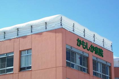 かもしか病院の屋上はフェンスから雪が噴きこぼれるよう