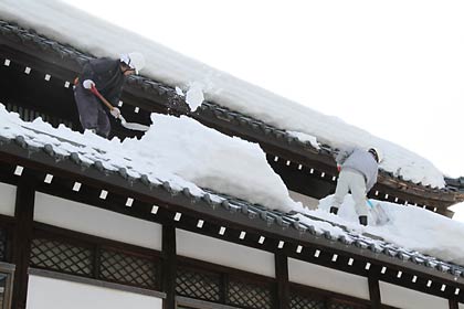 三条市歴史民俗産業資料館で行われている屋根の雪下ろし作業