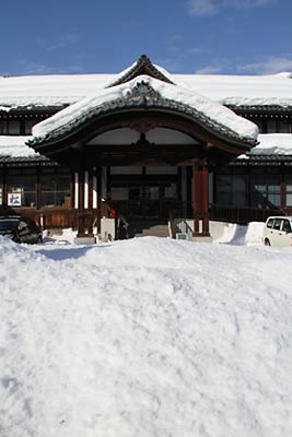 資料館正面には除雪された雪の山、屋根も真っ白