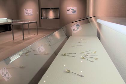 20日まで燕市産業史料館で開かれている伊藤豊成コレクション所蔵品展「プリカジュールの輝き」