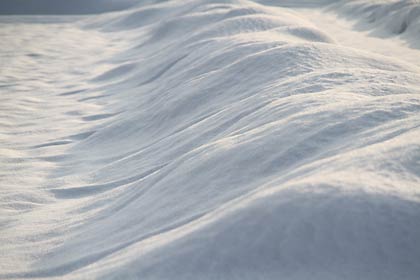 6日の三条市下田地区で連続した波のようなカーブを描く雪
