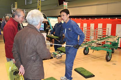 「ハコベルコン」を実演してみせる社員