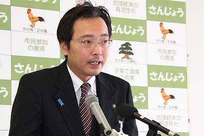 定例記者会見を行う国定三条市長