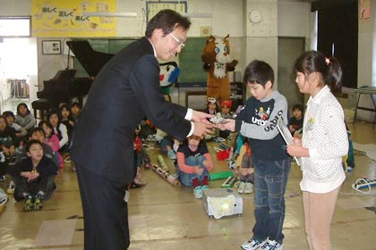 環境省の「こどもエコクラブ」の「アースレンジャー」に認定された四日町小4年生に国定市長から認定証を伝達