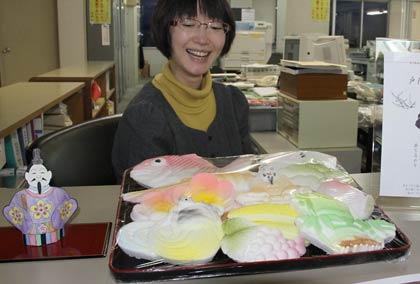 燕市役所吉田庁舎の総務課カウンターに飾ってある燕菓子組合が寄付した天神講の粉菓子セット