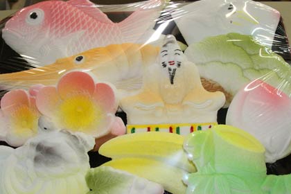 カラフルな色合いでめだたいもの尽くしの天神講の粉菓子