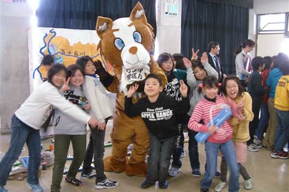 三条四日町小に転入した第一中学校区小中一貫教育マスコットキャラクター「ワン中学区ん」と児童