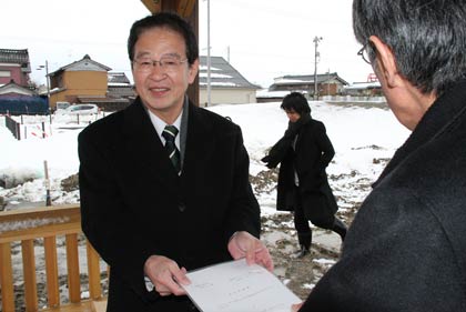 山岸正義都市整備部長に寄付申請書を手渡すリバーフロント整備センターの柿崎調査役