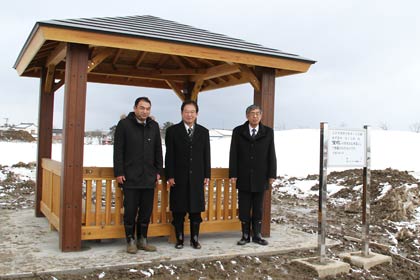 左からリバーフロント整備センターの永島研究員、柿崎調査役、山岸都市整備部長