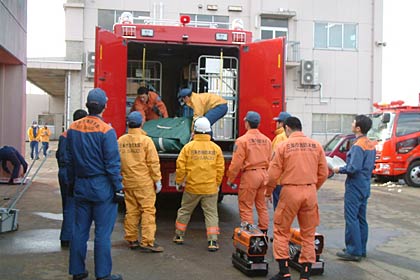 被災地の先代へ向かうため資機材を支援車に積み込む三条市消防本部