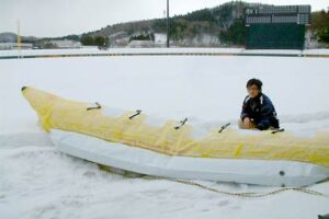 19日に感謝祭が開かれる雪の三條機械スタジアムグラウンドとバナナボート