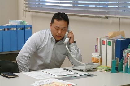 なんでも労働相談ダイヤルを受ける連合県央地協のスタッフ