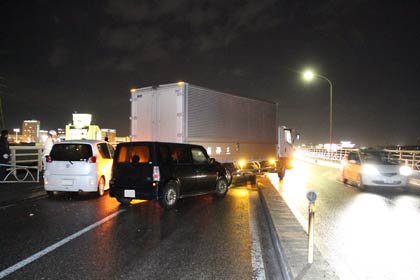 石上大橋上の事故で中央分離帯に乗り上げたトラック