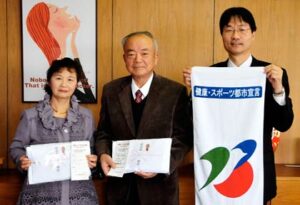 燕市の新規事業「健康づくり100日運動」に最短の事業開始100日目で100日運動を達成した夫婦2人に達成記念品