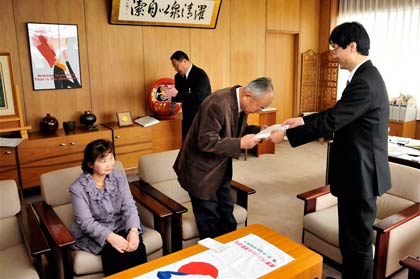 長井さんに記念品を手渡す鈴木市長