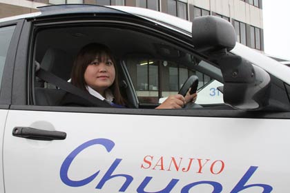 きょうも教習車に乗り込む関本さん