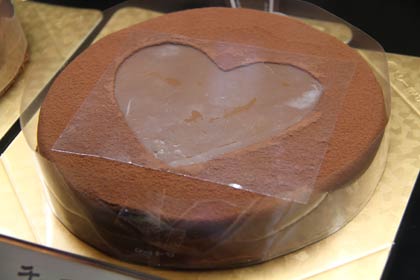 洋菓子のフジイのバレンタインデー用のハートを描いたチョコレートケーキ