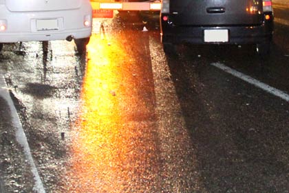 15日夜、車15台関係した事故のあった石上大橋は、まるで細工したかのように路面全体がきれいにブラックアイスに覆われていた
